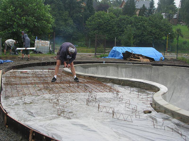 Stavba skateparku s betonovým bowlem ve Valašském Meziříčí