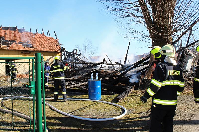 V pondělí 27. února dopoledne likvidovali hasiči požár stodoly a přilehlého domu v Hošťálkové u Vsetína.