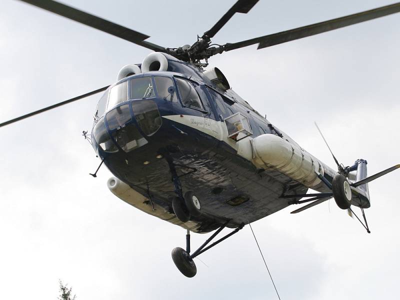 V rekreačním středisku Kohútka v Javorníkách začala výstavba lanovky, která nahradí dva vleky na hlavní sjezdovce. K dopravě betonu na těžko přístupná místa nasadila stavební firma vrtulník Mi-8