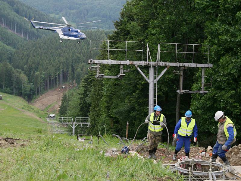 V rekreačním středisku Kohútka v Javorníkách začala výstavba lanovky, která nahradí dva vleky na hlavní sjezdovce. K dopravě betonu na těžko přístupná místa nasadila stavební firma vrtulník Mi-8