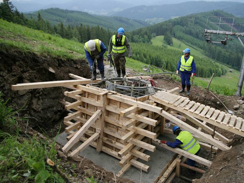 V rekreačním středisku Kohútka v Javorníkách začala výstavba lanovky, která nahradí dva vleky na hlavní sjezdovce. K dopravě betonu na těžko přístupná místa nasadila stavební firma vrtulník Mi-8