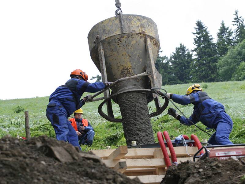 V rekreačním středisku Kohútka v Javorníkách začala výstavba lanovky, která nahradí dva vleky na hlavní sjezdovce. K dopravě betonu na těžko přístupná místa nasadila stavební firma vrtulník Mi-8