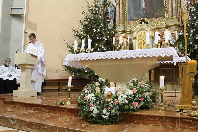 Na mši svatou do kostela svaté Kateřiny v Lidečku přišly na Boží hod vánoční desítky věřících.
