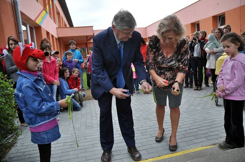 Děti v Mateřské škole v Jablůnce se mohou radovat z obnovené dolní i horní zahrady. 