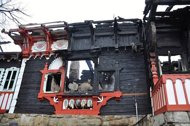 Hasiči dohašují rozsáhlý požár, který vážně poničil historickou budovy Libušína na Pustevnách postavenou podle architekta Dušana Jurkoviče; Pustevny, Prostřední Bečva, pondělí 3. března 2014.