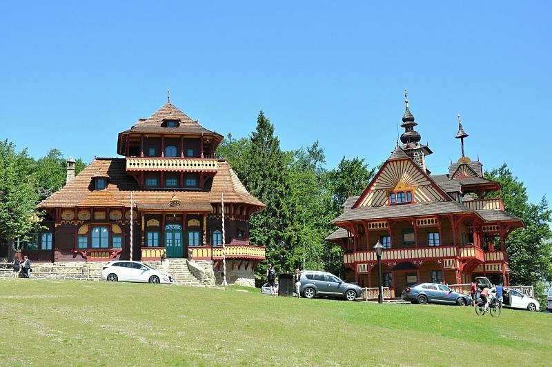 Obnovená chata Libušín na Pustevnách v Beskydech. Vlevo chata Maměnka; úterý 28. července 2020
