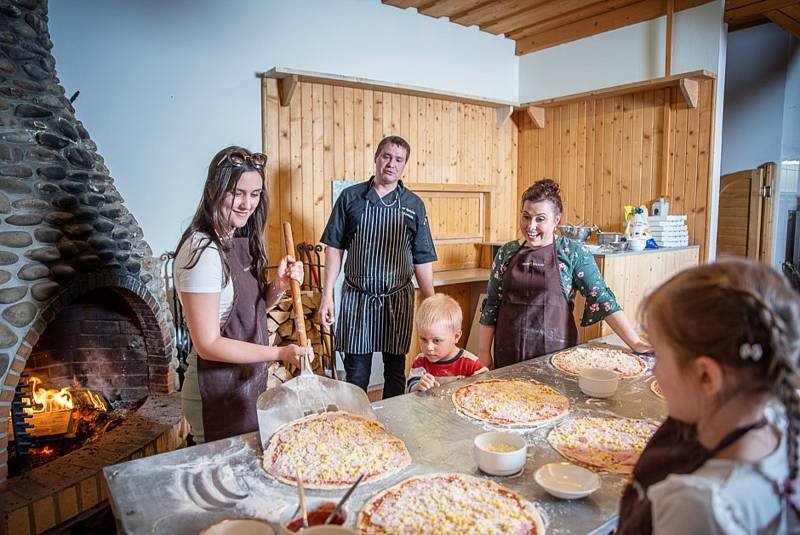 Kurz pečení pizzy v Resortu Valachy.