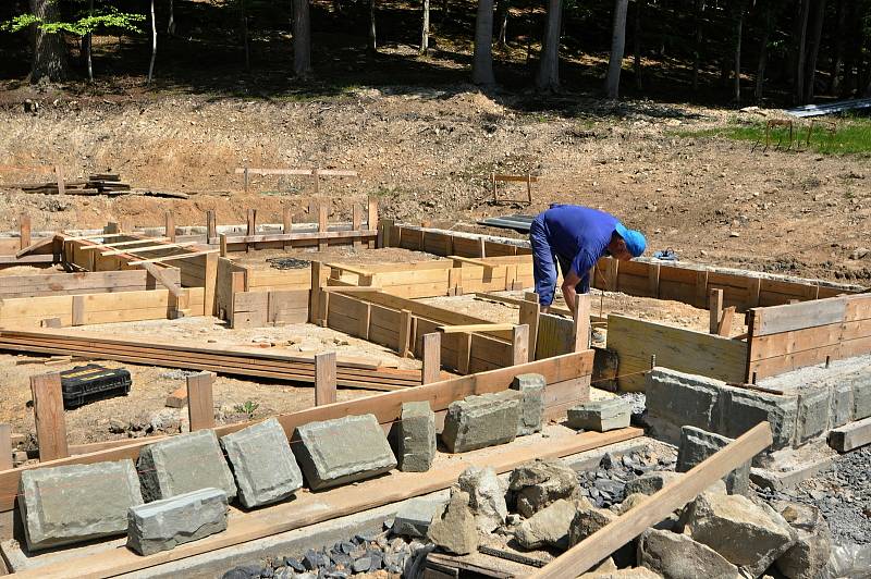 Ve Valašském muzeu v přírodě v Rožnově pod Radhoštěm budují nový areál zaměřený s názvem Kolibiska (na snímku řemeslníci pracují na stavbě hájenky z Valašské Bystřice); červen 2021