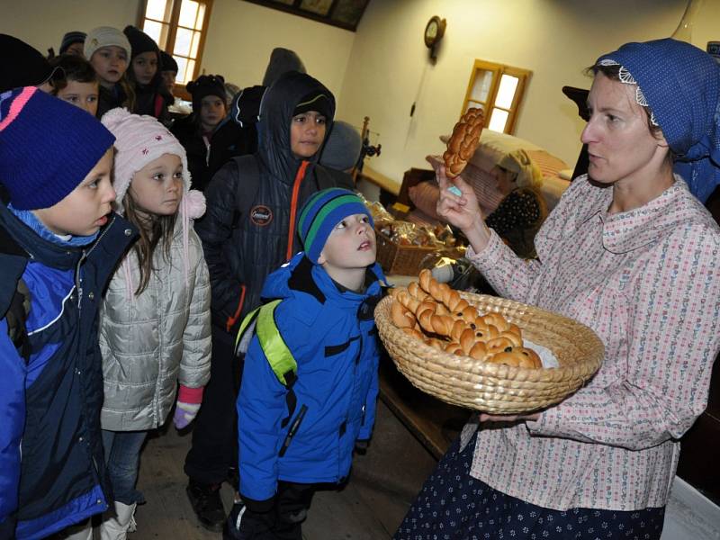 Program Vánoce na dědině ve Valašském muzeu v přírodě v Rožnově pod Radhoštěm zaměřený na tradiční zimní a předvánoční činnosti na Valašsku, Rožnov pod Radhoštěm.