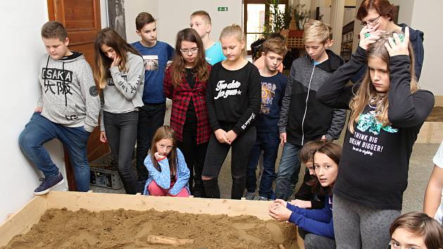 Žáci 6. třídy ZŠ Rokytnice navštívili v úterý 23. října 2018 na vsetínském zámku vzdělávací akci u příležitosti Mezinárodního dne archeologie.