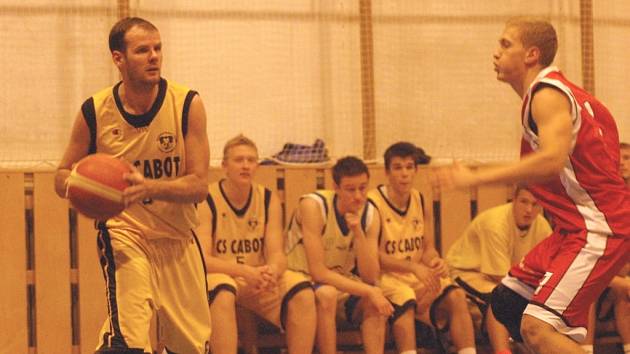 Basketbalisté SBK Valašské Meziříčí (žluté dresy).  