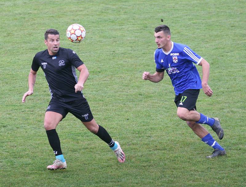 Fotbalisté Vigantic (v černém) se rozloučili s podzimní části I. A třídy skupiny A v derby s Rožnovem pod Radhoštěm přesvědčivou výhrou 5:0. Lví podíl na ni měli největší hvězdy Vigantic Milan Baroš a René Bolf, kteří dali po jedné brance, domácí útočník 