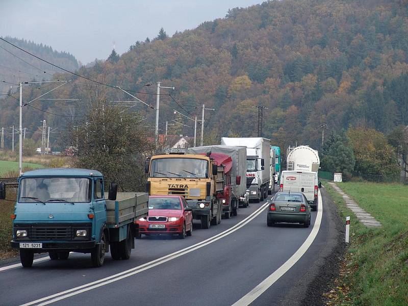 Mezi Vsetínem a Bystřičkou se kvůli opravě silnice utvořila dlouhá kolona aut.