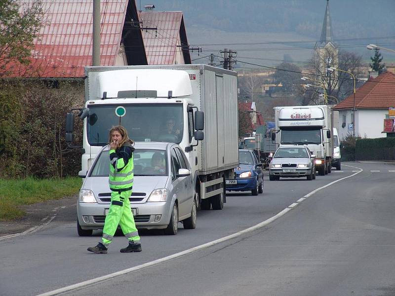 Mezi Vsetínem a Bystřičkou se kvůli opravě silnice utvořila dlouhá kolona aut.