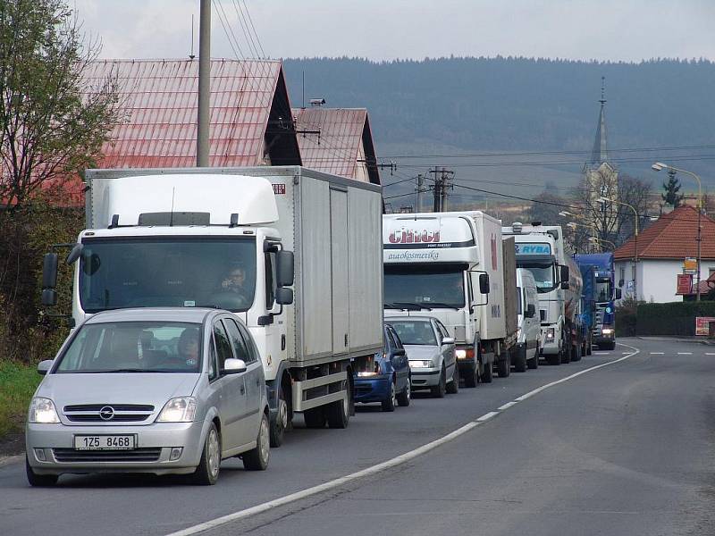 Mezi Vsetínem a Bystřičkou se kvůli opravě silnice utvořila dlouhá kolona aut.