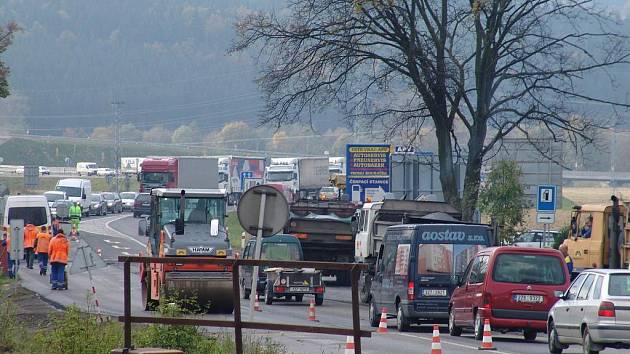 Mezi Vsetínem a Bystřičkou se kvůli opravě silnice utvořila dlouhá kolona aut.