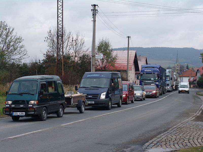 Mezi Vsetínem a Bystřičkou se kvůli opravě silnice utvořila dlouhá kolona aut.