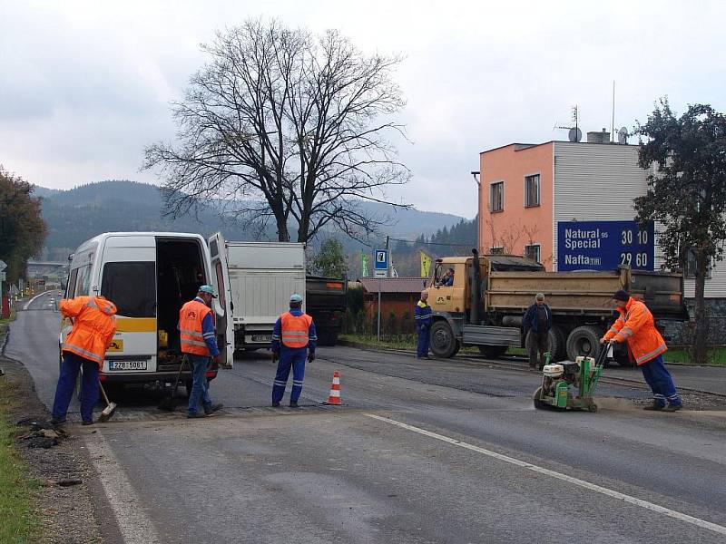 Mezi Vsetínem a Bystřičkou se kvůli opravě silnice utvořila dlouhá kolona aut.