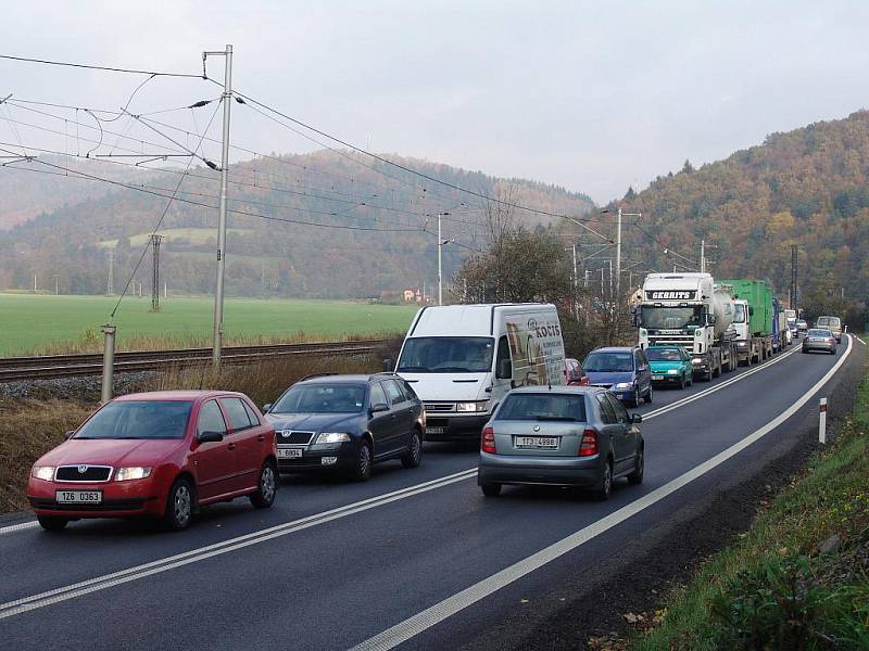 Mezi Vsetínem a Bystřičkou se kvůli opravě silnice utvořila dlouhá kolona aut.