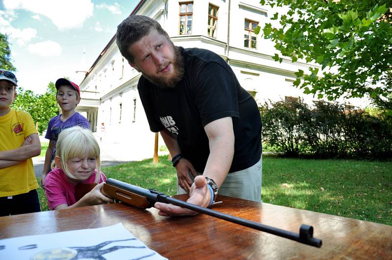 Děti střílejí ze vzduchové pušky v zámeckém parku ve Vsetíně. Střelba byla součástí prázdninového programu nazvaného Lovecké dopoledne, který pro malé návštěvníky připravili pracovníci Muzea regionu Valašsko, jež sídlí ve vsetínském zámku.