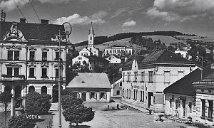 Dolní náměstí, r. 1913 byla v domě čp. veřejná čítárna (fotografie z r. 1927 (Vsetín očima fotografů).