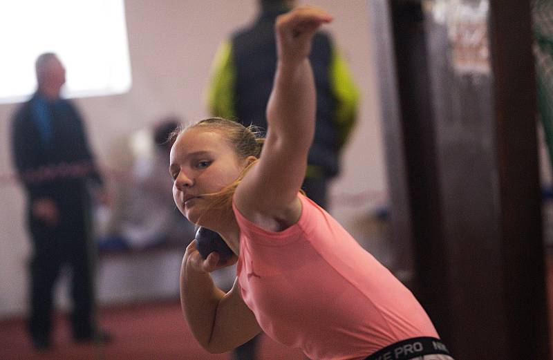 Mladá atletka Lucie Mišunová na závodech v Olomouci.