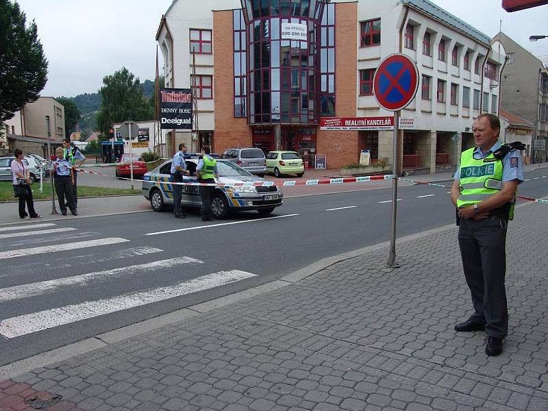 Ve Vsetíně uzavřeli policisté kvůli nahlášené bombě cestu k poště na Mostecké ulici