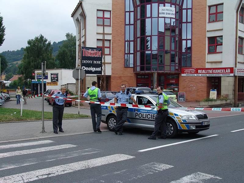 Ve Vsetíně uzavřeli policisté kvůli nahlášené bombě cestu k poště na Mostecké ulici