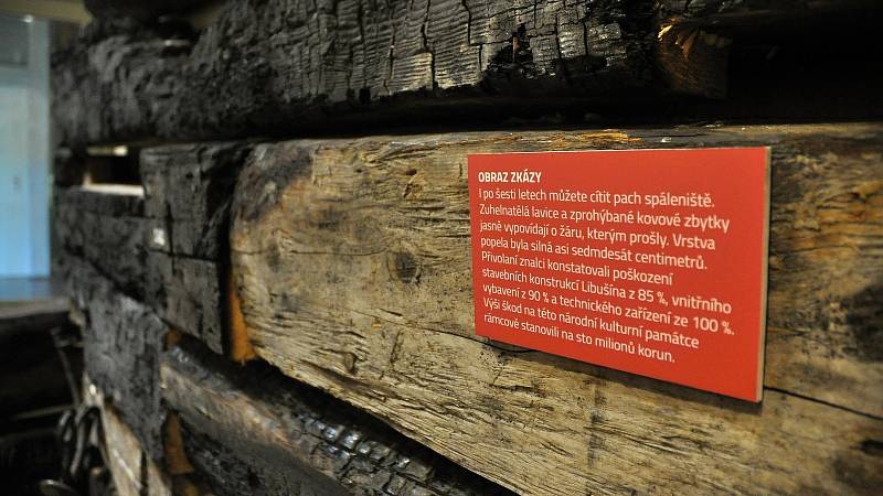 Ohněm poničené dřevěné části původní chaty Libušín na Pustevnách; Valašské muzeum v přírodě v Rožnově, Sušák, 1. patro, srpen 2020