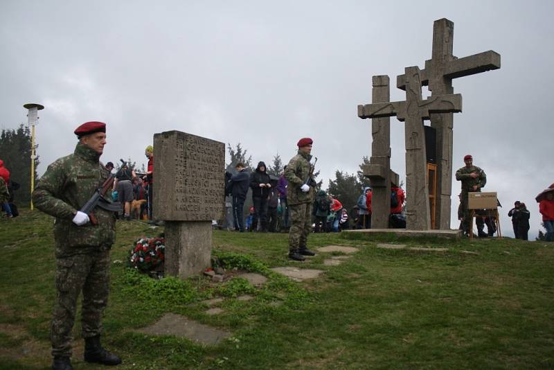 Setkání Čechů a Slováků na moravsko-slovenském pomezí v oblastí Javorníků se dnes dopoledne uskutečnilo na Ztracenci. Akce se zúčastnilo na 250 lidí z obou stran hranice. 