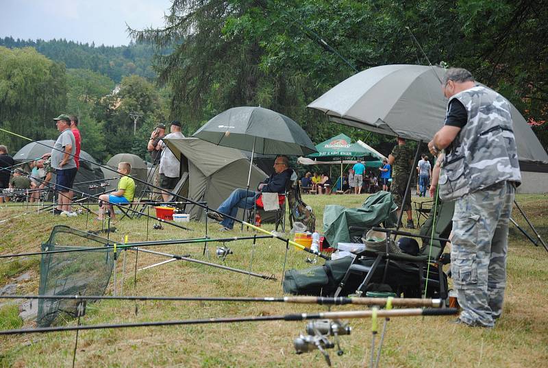 Tradiční soutěž v lovu ušlechtilých ryb se u rybníku v Podlesí u Valašského Meziříčí konala v noci na sobotu 11. srpna 2018.