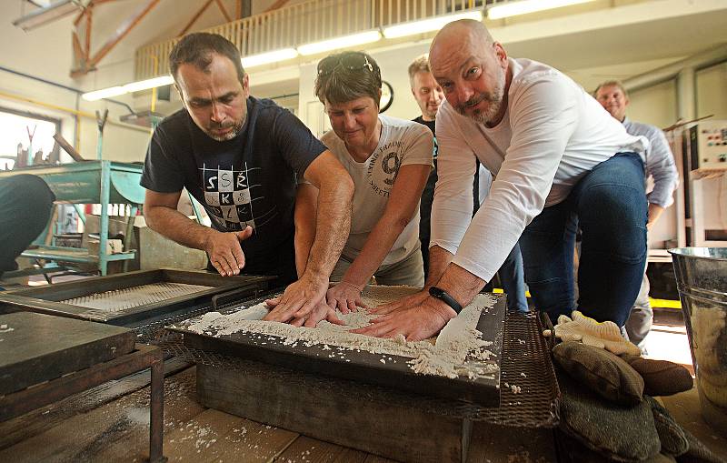 Odlévání rukou studenských vůdců sametové revoluce v Gottwaldově.