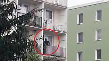 Na vsetínském sídlišti Sychrov se v úterý 21. července 2020 střílelo. Policista prohledává balkon v domě č.p. 71, odkud výstřel zazněl.