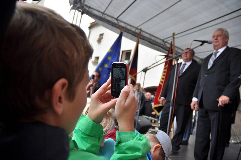 Prezident Miloš Zeman se setkal s obyvateli Valašského Meziříčí na prostranství u galerie Sýpka