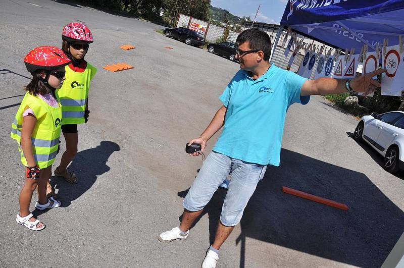V neděli 4. září 2011 odpoledne radili vsetínští policisté společně se zástupcem BESIP malým cyklistům, jak správně vybavit své kolo a jak se chovat na silnici. Děti si mohly vyzkoušet jízdu zručnosti. 