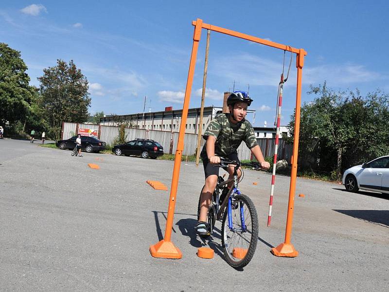 V neděli 4. září 2011 odpoledne radili vsetínští policisté společně se zástupcem BESIP malým cyklistům, jak správně vybavit své kolo a jak se chovat na silnici. Děti si mohly vyzkoušet jízdu zručnosti. 