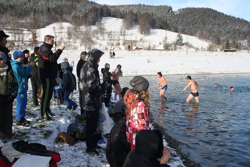 Patnáctka otužilců se na Štěpána rozhodla ponořit se do vod přírodního koupaliště Na Stanoch, teplota vzduchu nula a vody 3,4°C. 