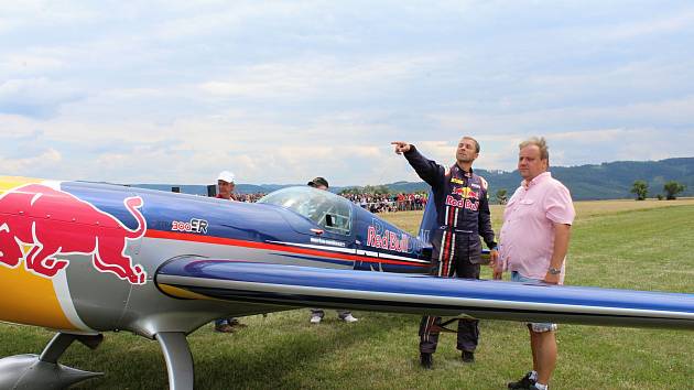 Na druhý ročník Aviatického dne, který se konal v sobotu 15. července 2017 v Poličné, dorazily tisíce lidí. Hvězdou programu byl akrobatický pilot Martin Šonka. Při jeho letecké show se divákům tajil dech.