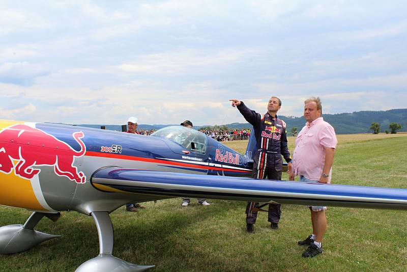 Na druhý ročník Aviatického dne, který se konal v sobotu 15. července 2017 v Poličné, dorazily tisíce lidí. Hvězdou programu byl akrobatický pilot Martin Šonka. Při jeho letecké show se divákům tajil dech.