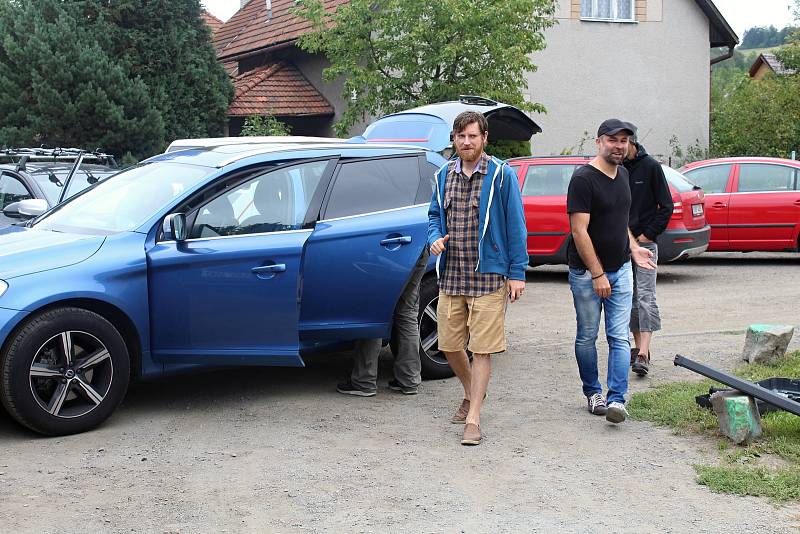 Hvězdně obsazený film Úsměvy smutných mužů natáčejí filmaři i na Valašsku. Jednu z hlavních rolí ztvárnil David Švehlík. Točilo se v Pržně a Ratiboři.