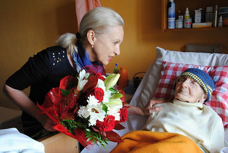 Anežka Zacharová při oslavě 104. narozenin.