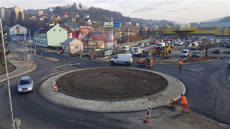 Nový kruhový objezd na vsetínském sídlišti Ohrada se otevře 30. listopadu 2019.