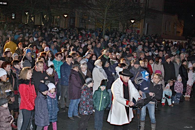 Zpívání vánočních koled se Vsacanem na Dolním náměstí ve Vsetíně