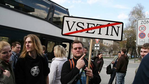 PRYČ SE VSETÍNEM. Hudebník Bolek Vjaclovský na nedávné demonstraci výmluvně vyjádřil svůj postoj. Také on chce Vsetín přejmenovat.