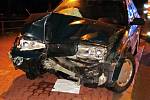 Osobní vůz Škoda Octavia havaroval v neděli 30. října 2016 časně ráno do sloupu veřejného osvětlení v centru Vsetína. Dva lidé se zranili.