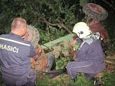 Tři jednotky hasičů zasahovaly ve čtvrtek po půl deváté večer v Hovězí na Vsetínsku. Profesionálové ze Vsetína a dobrovolníci z Hovězí a Halenkova pomáhali staršímu muži, který zůstal zaklíněný pod malotraktorem domácí výroby.