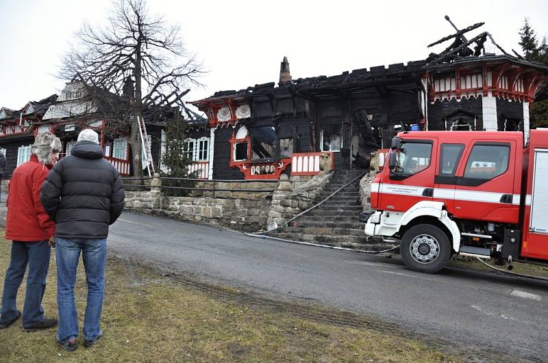 Hasiči dohašují rozsáhlý požár, který vážně poničil historickou budovy Libušína na Pustevnách postavenou podle architekta Dušana Jurkoviče; Pustevny, Prostřední Bečva, pondělí 3. března 2014.