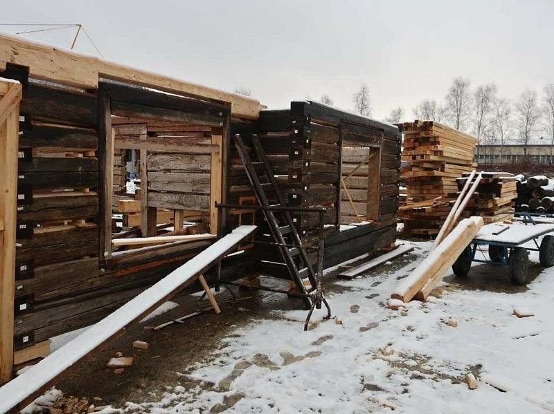 Ve Valašském muzeu v přírodě v Rožnově pod Radhoštěm budují nový areál zaměřený s názvem Kolibiska (na snímku roubení hájovny); červen 2021