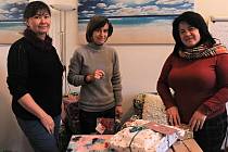 Rožnovští úředníci splnily vánoční přání dětem v rodinách spolupracujících s Poradnou pro ženy a dívky v Rožnově pod Radhoštěm.