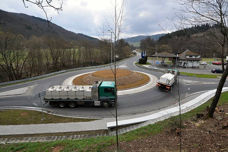 Valašská Polanka - nová okružní křižovatka na výjezdu z Valašské Polanky směrem na Horní Lideč a Valašské Klobouky, kde se na hlavní silnici I/57 napojuje silnice I/49 vedoucí na Vizovice a Zlín.